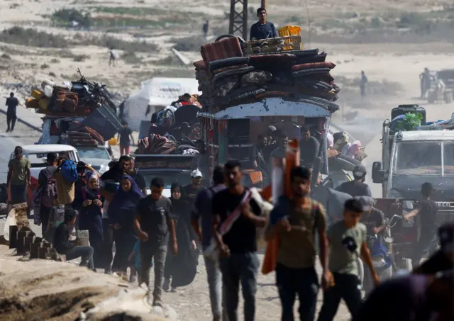 النازحون الفلسطينيون الفارّون من شمال غزة بسبب العملية العسكرية الإسرائيلية، يتجهون جنوباً