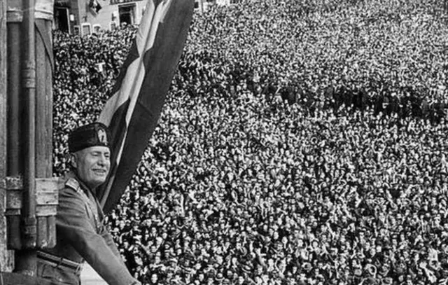 موسوليني يلقي خطبة في حشد من مؤيديه في روما عام 1936