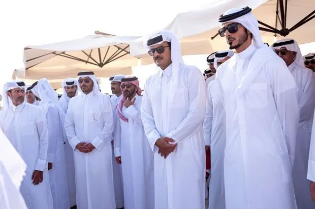 أمير قطر الشيخ تميم بن حمد آل ثاني (الثاني من اليمين) يحضر في الدوحة جنازة نجل خليل الحية، وأربعة من أعضاء حركة حماس، وضابط شرطة قطري قُتلوا في غارة إسرائيلية استهدفت وفد التفاوض التابع لحماس في قطر، في 11 سبتمبر/أيلول 2025
