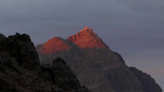 صورة تظهر قمة جبل سيناء.