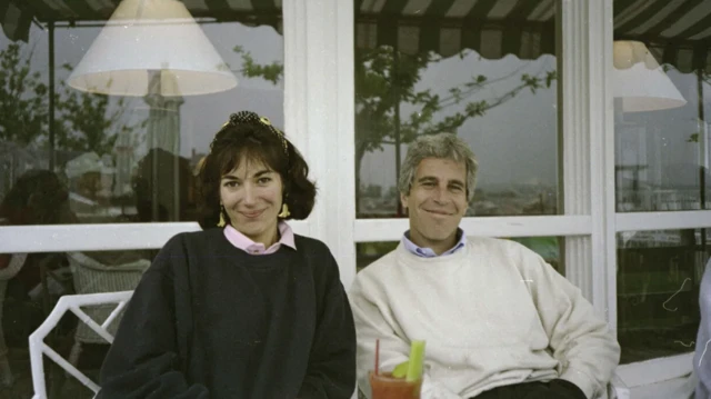 إبستن رفقة امرأة 