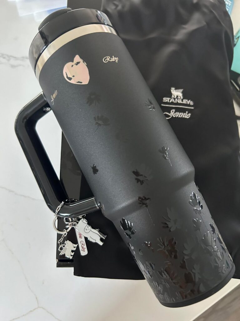 250920 Jennie X Stanley Collab هنا!