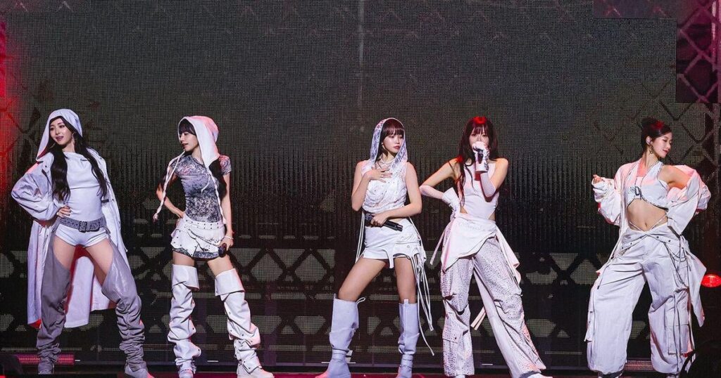 250918 The Seattle Times: K-pop Group Le Sserafim Burns Hot in Climate Pledge Arena لاول مرة