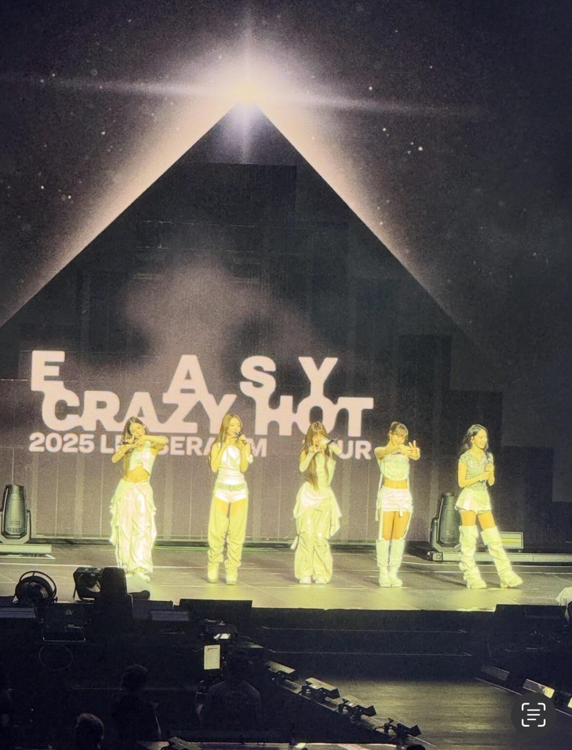 LA LOVES LE SSERAFIM