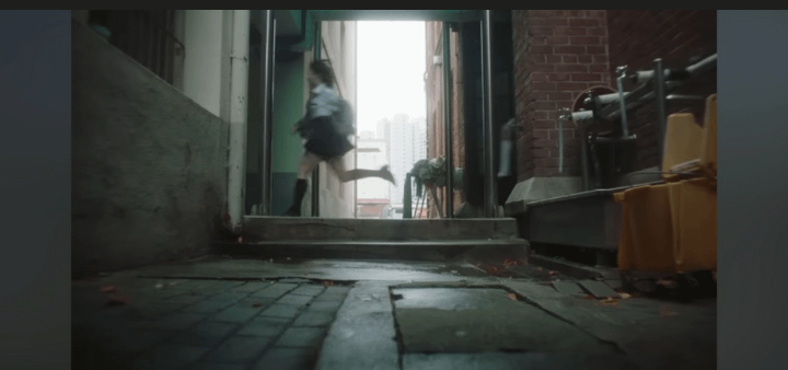 من هو العضو الذي يركض على هذا المشهد؟ أريد أن أصنع أحد المعجبين في هذا المشهد لعيد ميلاد الأعضاء