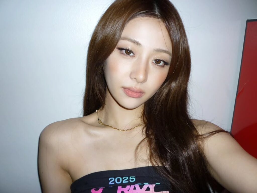 250922 Huh Yunjin Instagram Update Feat. Le Sserafim