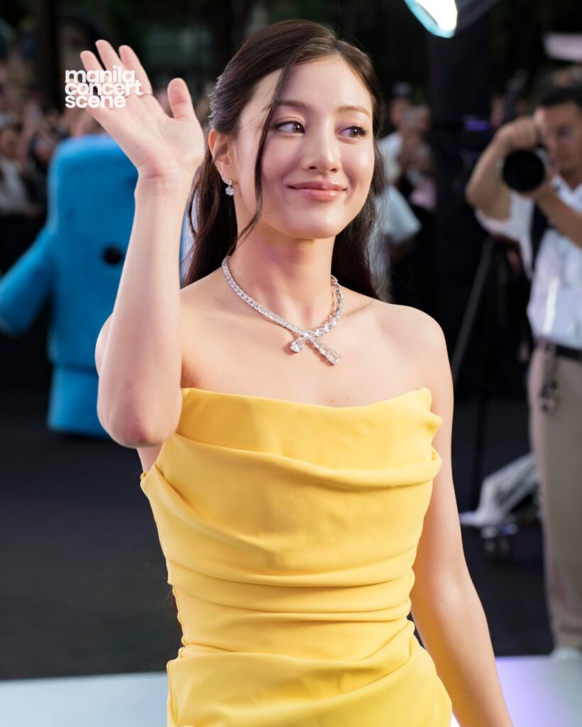 250921 MANILACONCERTS TWITTER UPDATE - GLOW gornified ، #JIHYO الأناقة المشعة في #Pondsskininstitutegala في مانيلا 🌷