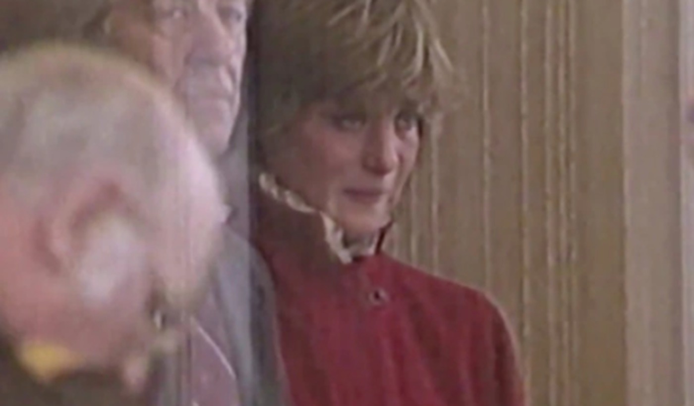 دموع ديانا في مطار لندن. (ناشيونال جيوغرافيك)