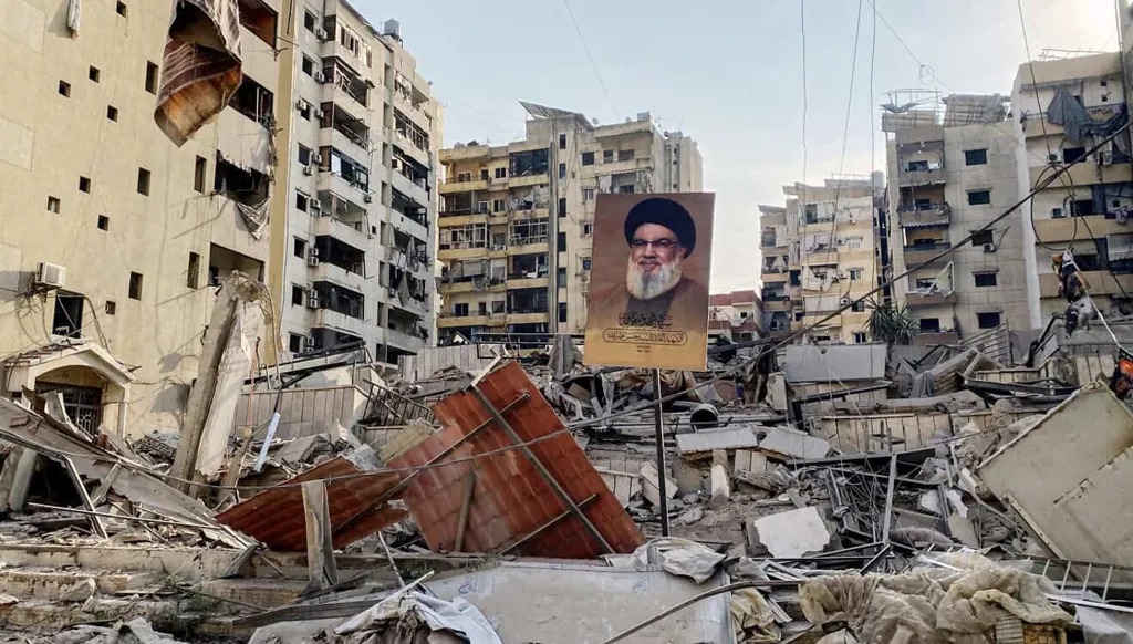 صورة لنصرالله في الضاحية الجنوبية لبيروت (أ ف ب).