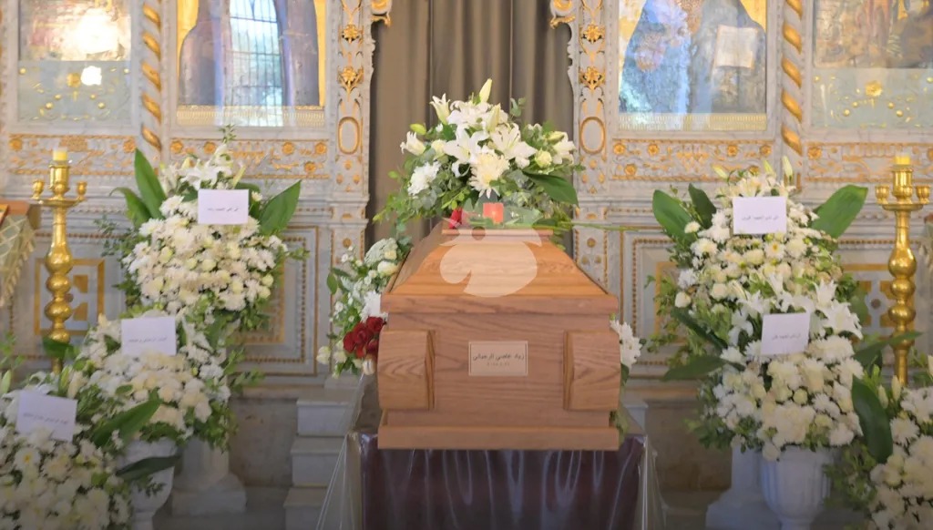 نعش الأيقونة زياد الرحباني في كنيسة رقاد السيدة في المحيدثة بكفيا (النهار).
