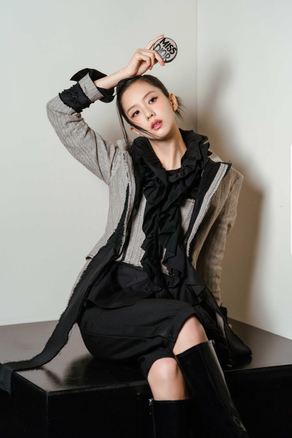 250903 تحديث تطبيق Jisoo | [📸] ماري كلير X jisoo vol.9 تبادل لاطلاق النار وراء