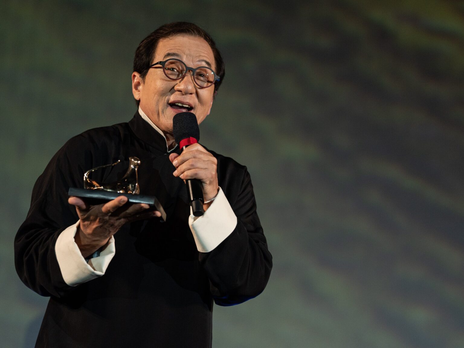 جاكي شان يواصل نجاح “حافة الظل” عالميا رغم شائعات وفاته | فن جاكي شان يواصل نجاح "حافة الظل" عالميا رغم شائعات وفاته | فن