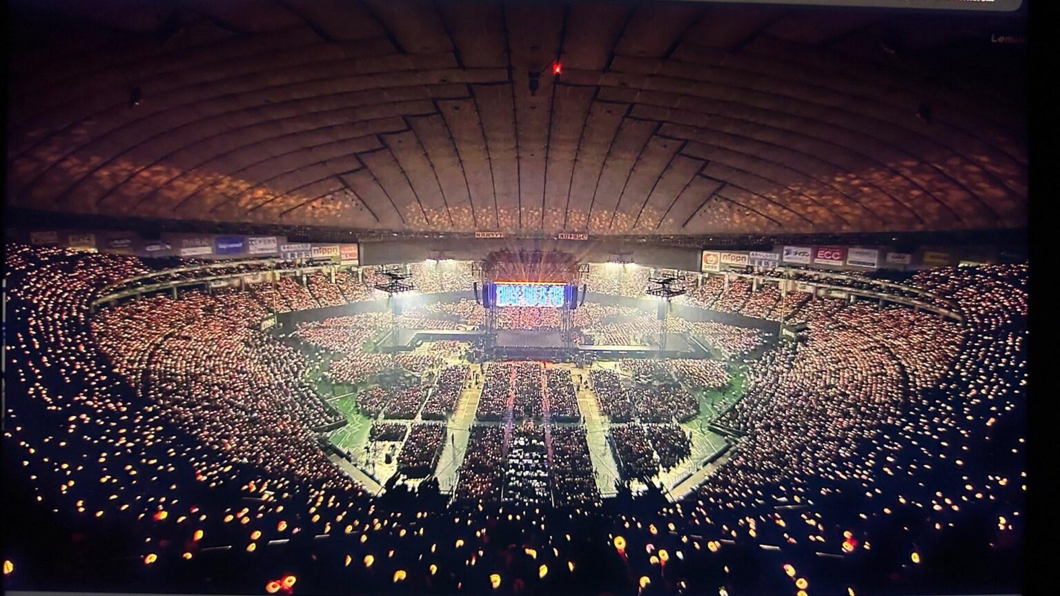 كيف يصلون إلى المسرح؟ ألا يتعين عليهم السير عبر الجمهور؟