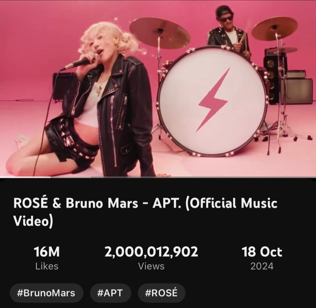 250918 Rosé & Bruno Mars - "Apt." يضرب 2 مليار مشاهدة على يوتيوب! أن تصبح أسرع M/V من خلال فعل آسيوي للوصول إلى هذا المعلم - والرتبة الرابعة في تاريخ YouTube في أقل من عام! (334 يومًا)
