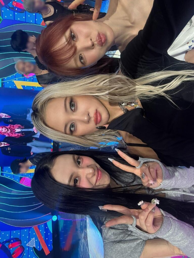250916 Dayoungism (WJSN Dayoung) Instagram Update with Chaeyoung (ft. Red Velvet Wendy) - SBS inkigayo خلف Selca