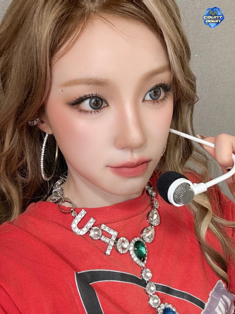 250918 MNET M Countdown Twitter تحديث مع Yuqi - صور ما قبل العرض