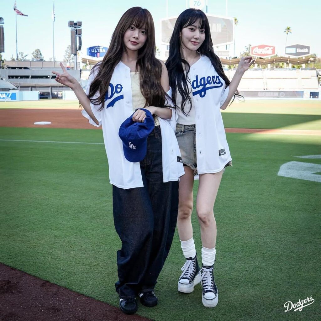 250910 Los Angeles Dodgers Instagram Update مع Miyawaki Sakura & Hong Eunchae