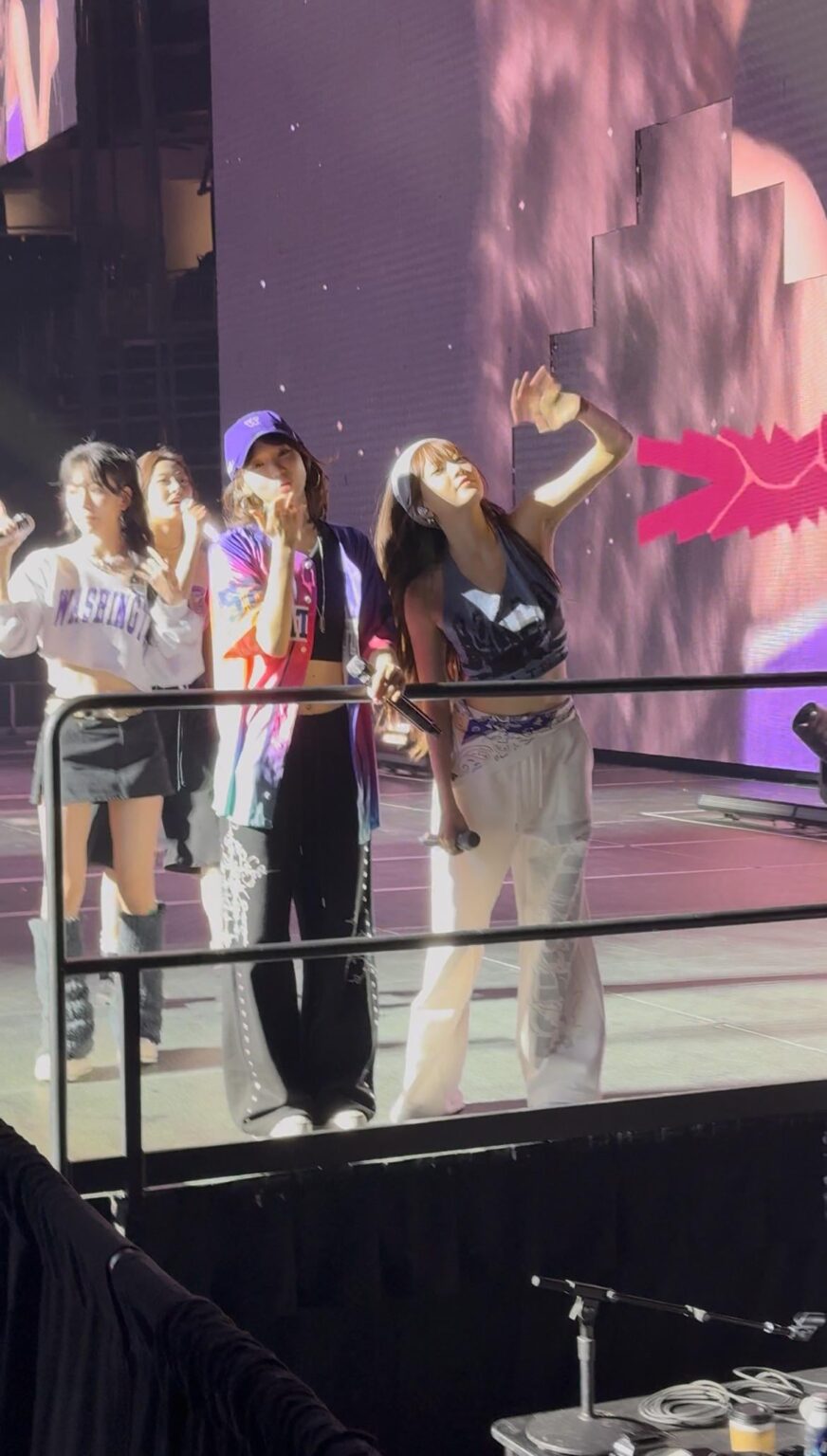 فجر تشايون قبلة في وجهي خلال حفل سياتل 🫢 هل هذا نادر بالنسبة لها أم لا؟