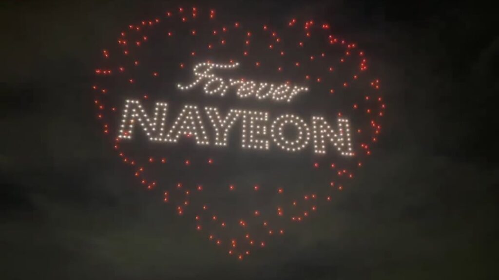 250922 Twicebase Twitter: احتفل المشجعون بعيد ميلاد Nayeon من خلال عرض الطائرات بدون طيار