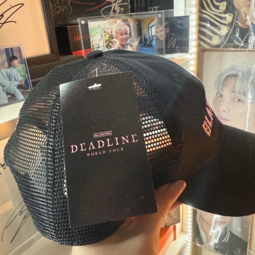 090925 هل هذا مزيف؟ كان للقميص الذي اشتريته في الجولة علامة مشابهة للغاية ، لكن كان لديه طابع ثلاثي الأبعاد حيث يدرج على هؤلاء الأشخاص الذين أتطلع إلى هذه القبعة ، وأنا أشعر بالأسف لعدم الحصول على الجولة ، إنها تقول "ختم" ...