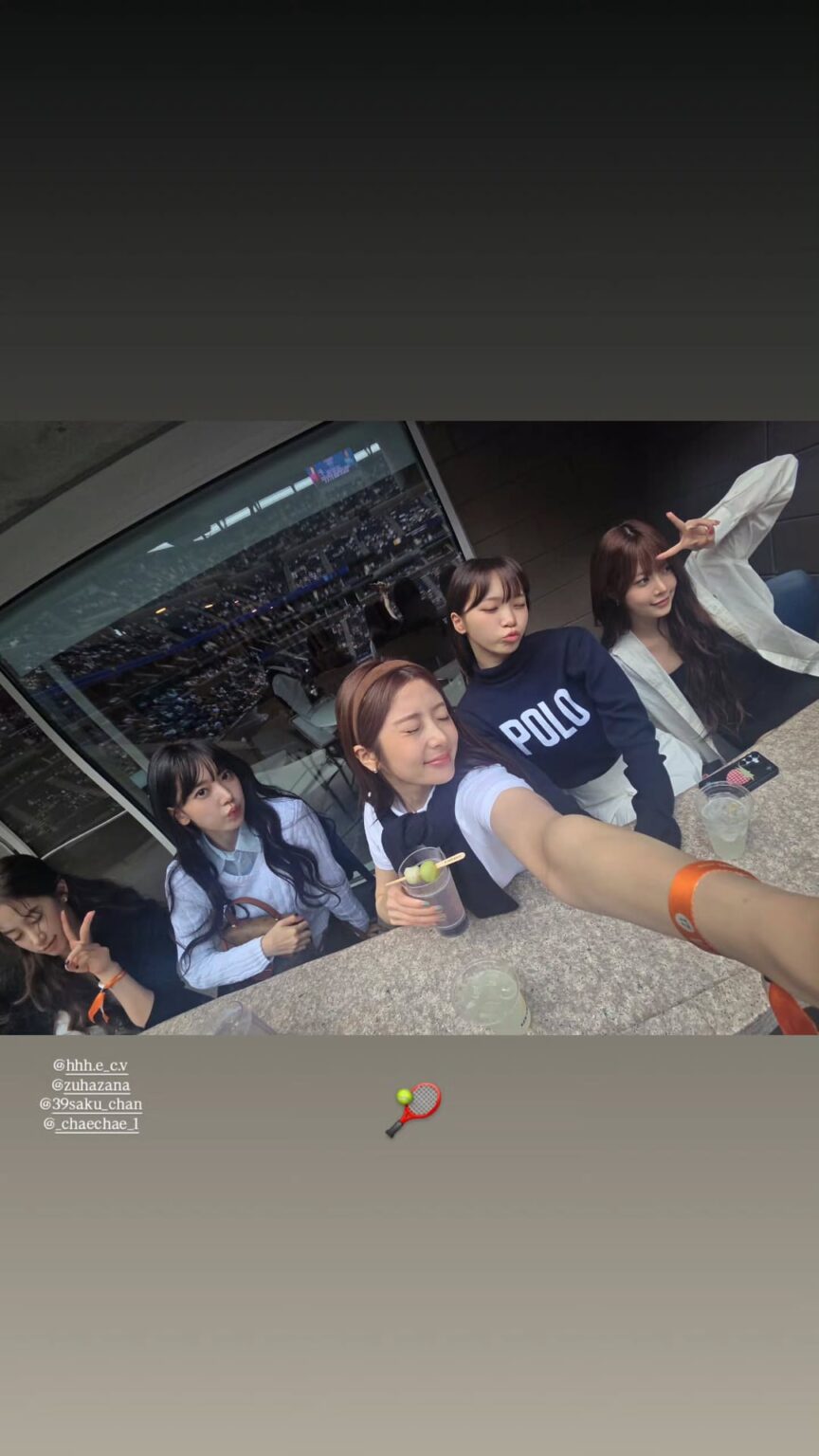 250902 تحديث قصص Huh Yunjin Instagram مع Le Sserafim