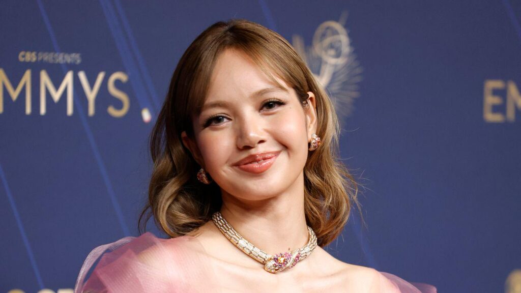 250914 "Lisa تحاول إلقاء نظرة Glinda على 2025 Emmys" | مجلة فوج