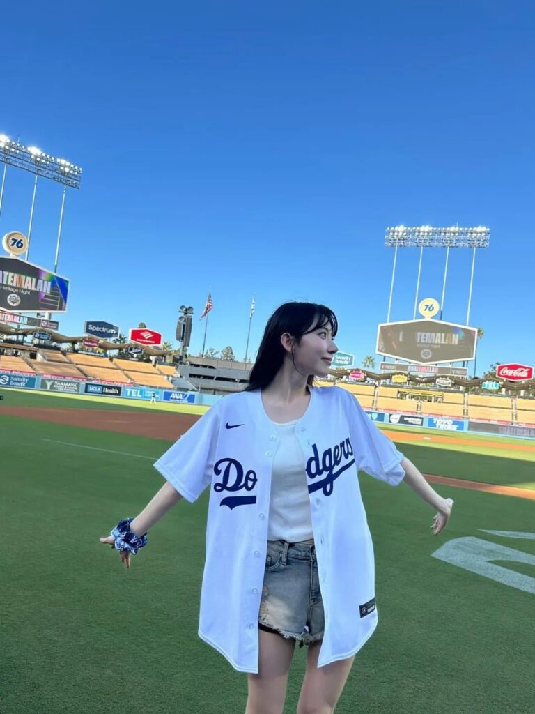 250911 Miyawaki Sakura Instagram update feat. هونغ إتشاي (ولوس أنجلوس دودجرز يوشينوبو ياماموتو وهايز كيم)