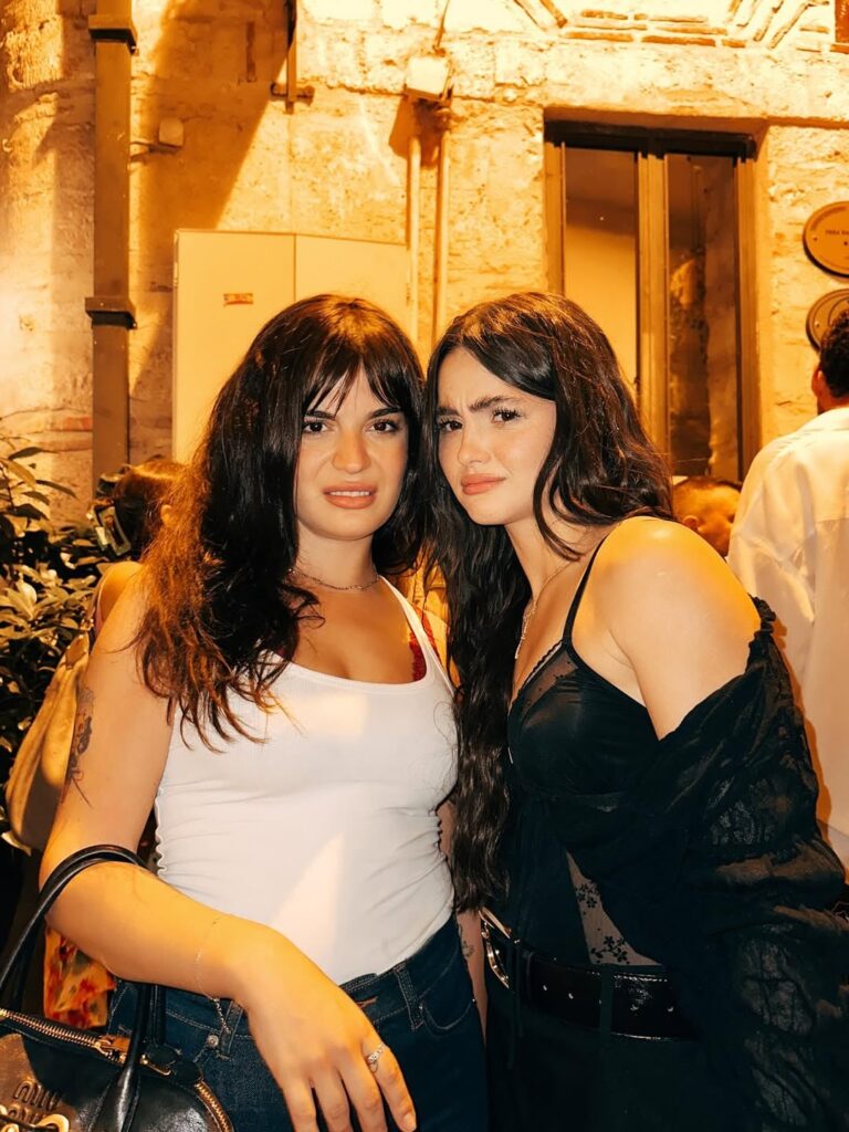 Aslı Bekiroğlu ve Derya Pınar Ak