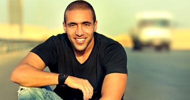 محمود العسيلى يعلن وفاة المطرب الشاب عمرو ستين