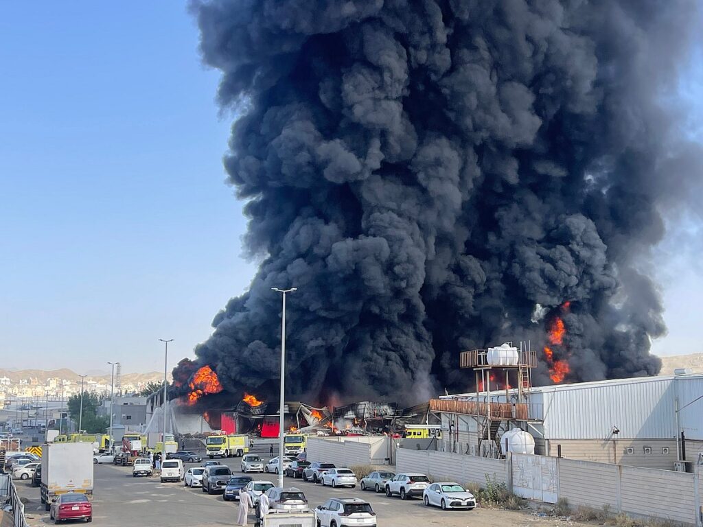 الدفاع المدني بمكة يباشر حريقاً اندلع في أحد المستودعات بحي التخصصي - صحيفة سبق الالكترونية