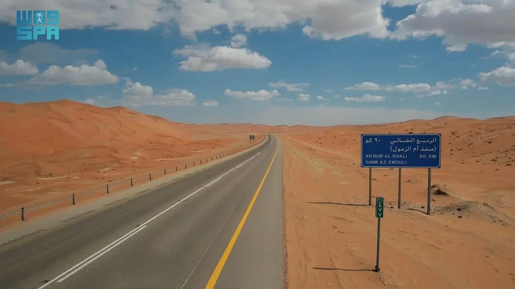 الطريق البري بين المملكة وعُمان إنجاز هندسي في قلب الربع الخالي