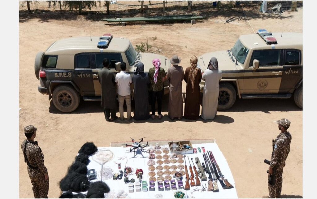 بحوزتهم "درون" وأجهزة لجذب الطيور ..ضبط 7 مخالفين لممارستهم الصيد دون ترخيص في محمية الملك سلمان