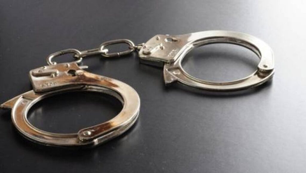 شرطة الرياض: القبض على مقيمين ظهرا بحوزتهما سلاحان ناريان في مكان عام - صحيفة سبق الالكترونية