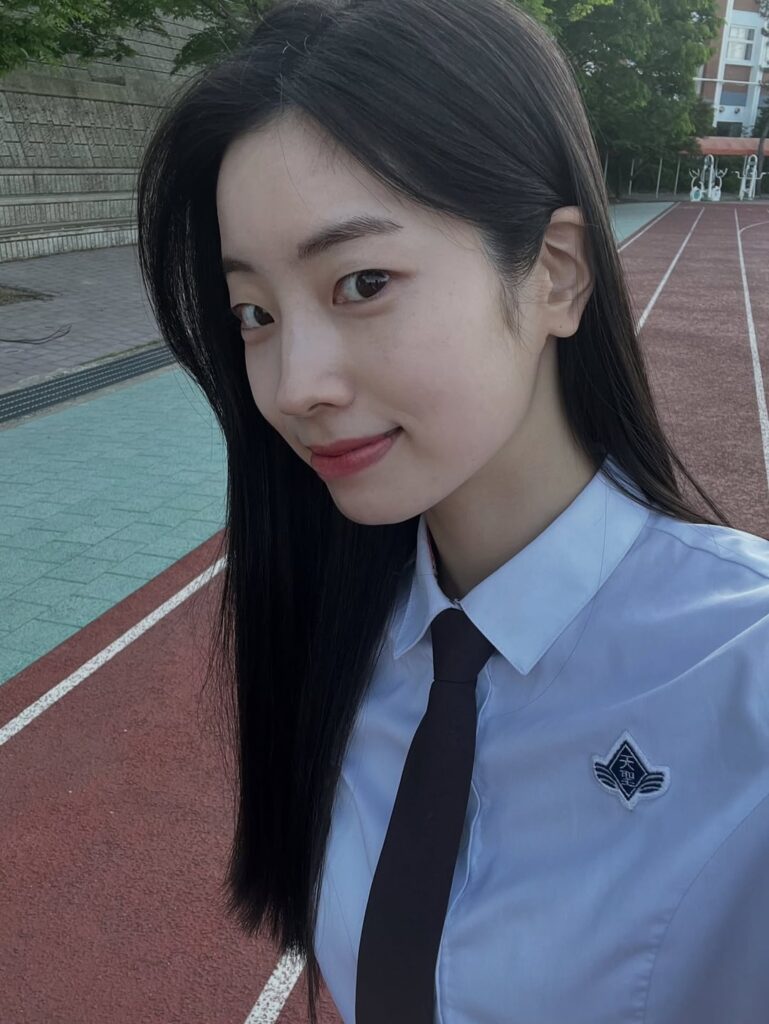 250907 Dahyun Instagram Update - Movie  D -3🏃🏻‍♀🎬