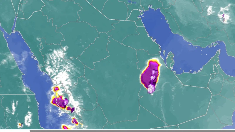 ظهور سحابة رعدية ضخمة في السعودية بمساحة تفوق 4 دول عربية | طقس العرب