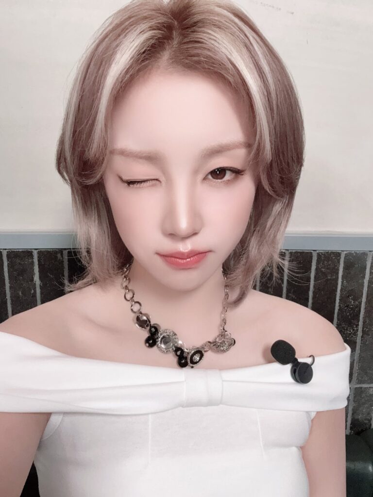 250919 التحديث الرسمي - Yuqi في نادي Hyell's Club & Jonathan Morning Stroll