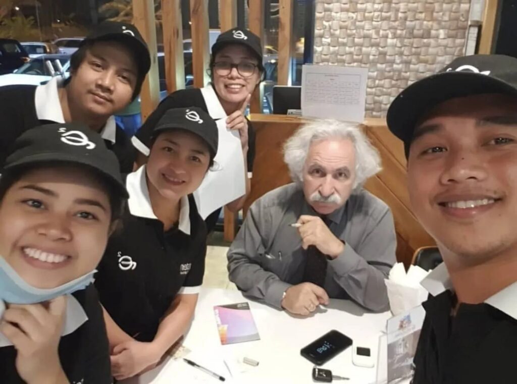 شبيه أينشتاين في لبنان خطاط وعازف عود ومؤلف شعر شبيه أينشتاين في لبنان خطاط وعازف عود ومؤلف شعر