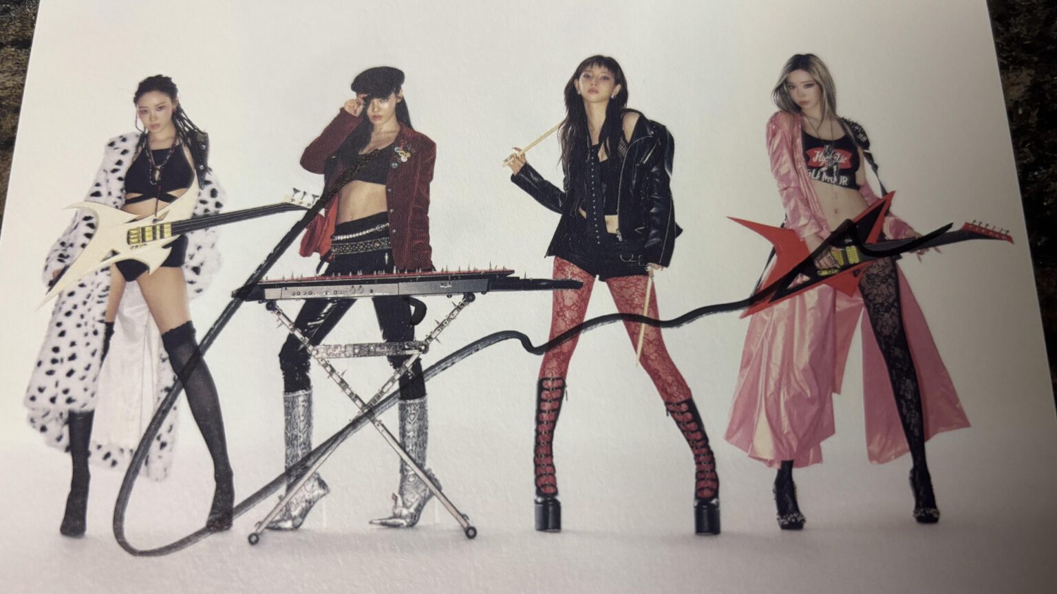 وقعت بطاقة بريدية موقعة. من هذا العلامة؟