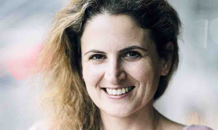 نساء يحاولن كسر الأعراف والتقاليد والتمرد على مجتمع يظلمهن