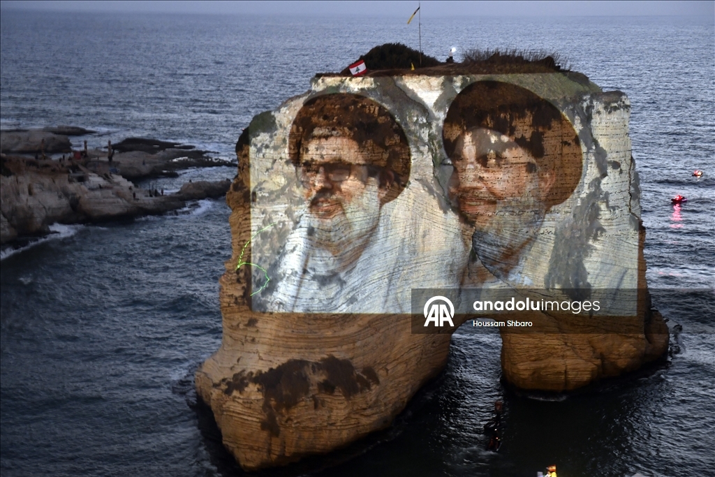 رغم منع السلطات.. "حزب الله" يضيء صخرة الروشة بصورة نصر الله - Anadolu Ajansı