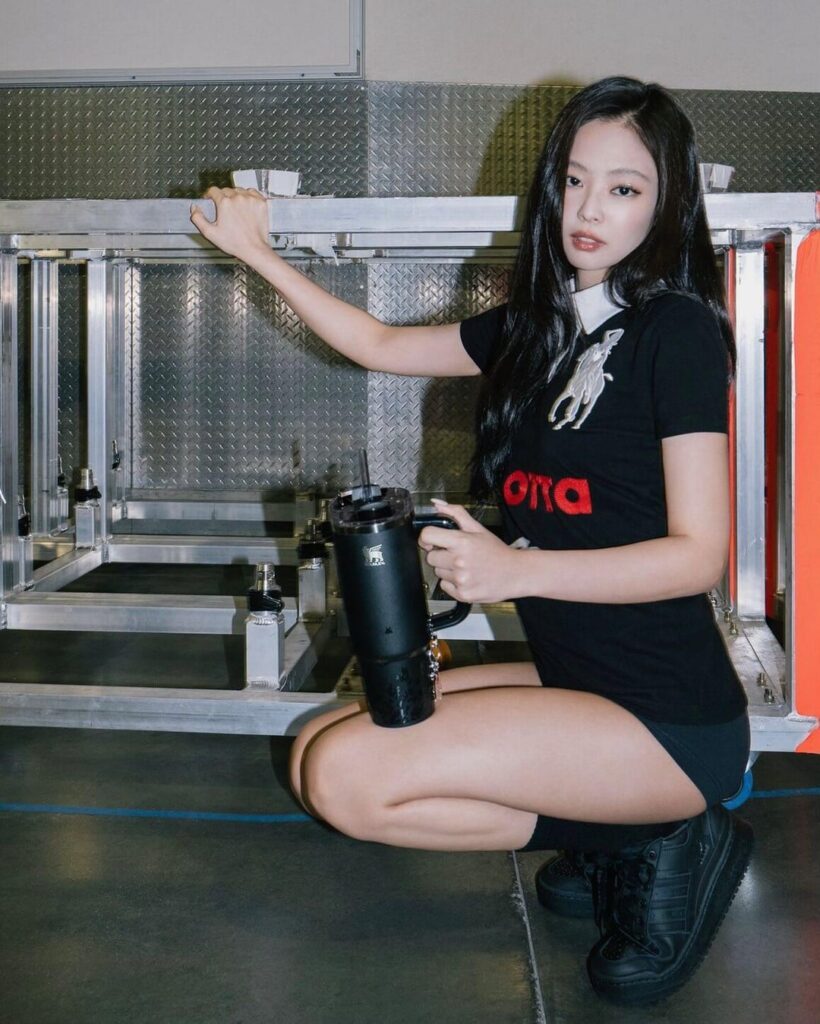تعلن جيني (Blackpink) عن التعاون الرسمي مع ستانلي