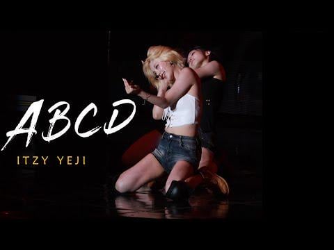 250920 itzy yeji -abcd (Orig. Nayeon) (Fancam) @ Itzy 4th Fan Meeting (Itzy Midzy ، Let's Fly!) "On Air"