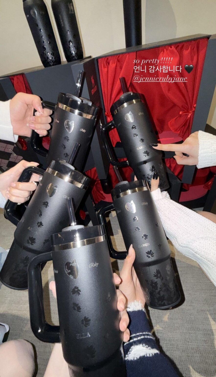 250925 أرسلت جيني مجموعة ستانلي Tumblers إلى Meovv ، مخصصة بأسماء الأعضاء