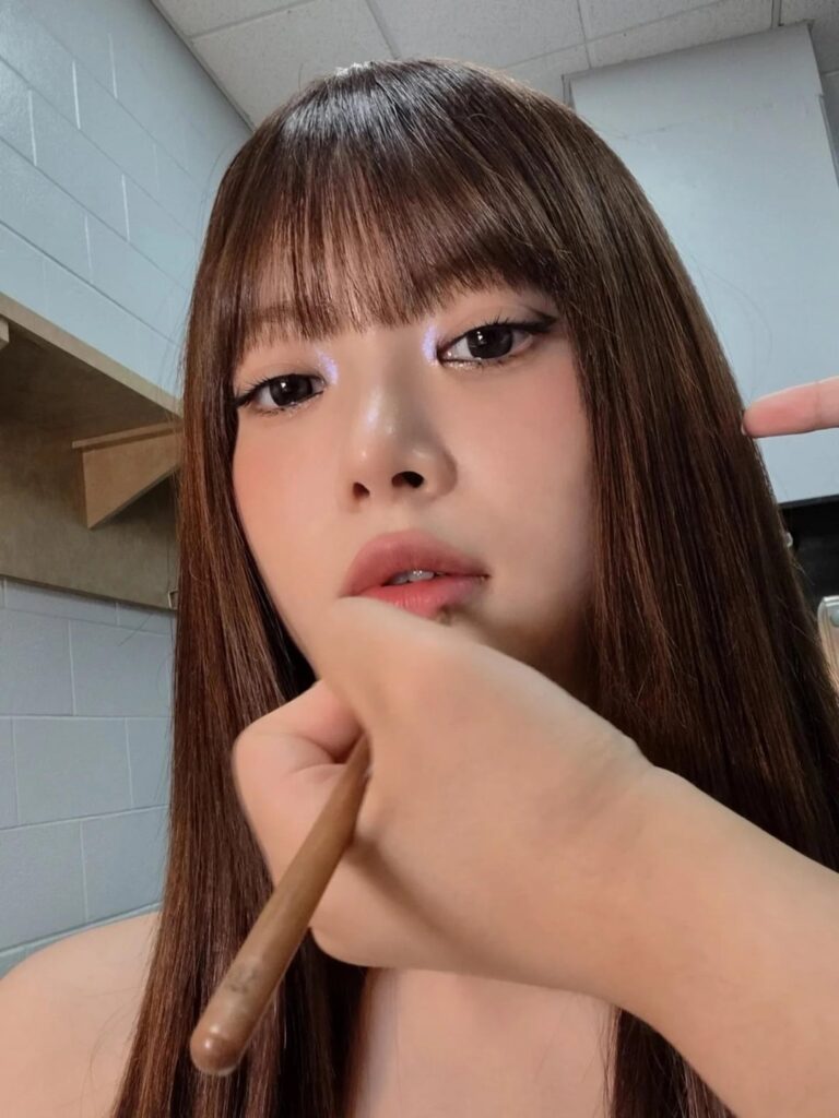 250906 Hong Eunchae Instagram Update Feat. Le Sserafim (2)