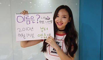 250915 Twitter Twitter تحديث Twitter - "اليوم علامة في السنة الخامسة عشرة منذ انضمام Nayeon إلى JYP Entertainment! ☺"