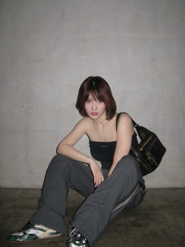 250910 Momo Instagram Update - حقيبة الجيب المفضلة لدي وأحذية رياضية من miu miu atheneum prop !!