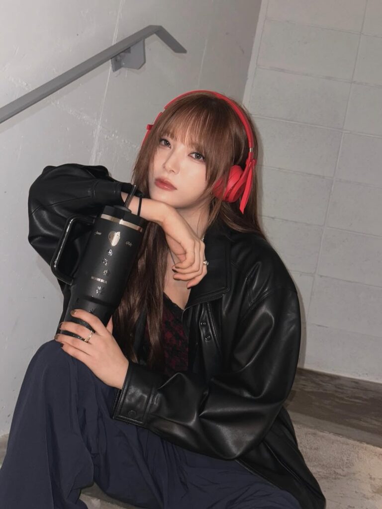 250925 أرسلت Jennie Beats Collab Headphones & Stanley Collection Tumbler to Billlie's Moon Sua