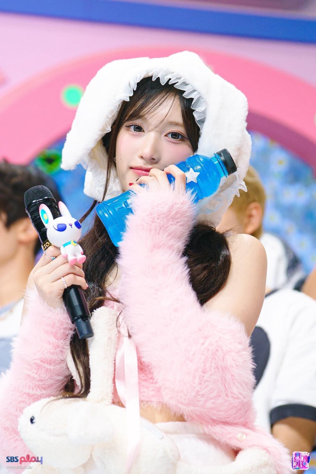 250912 MC LEESEO @ SBS Inkigayo (خلف الصور الفذ. MCS MOON SEONGHYUN & ZEROBASEONE YUJIN) (250906)