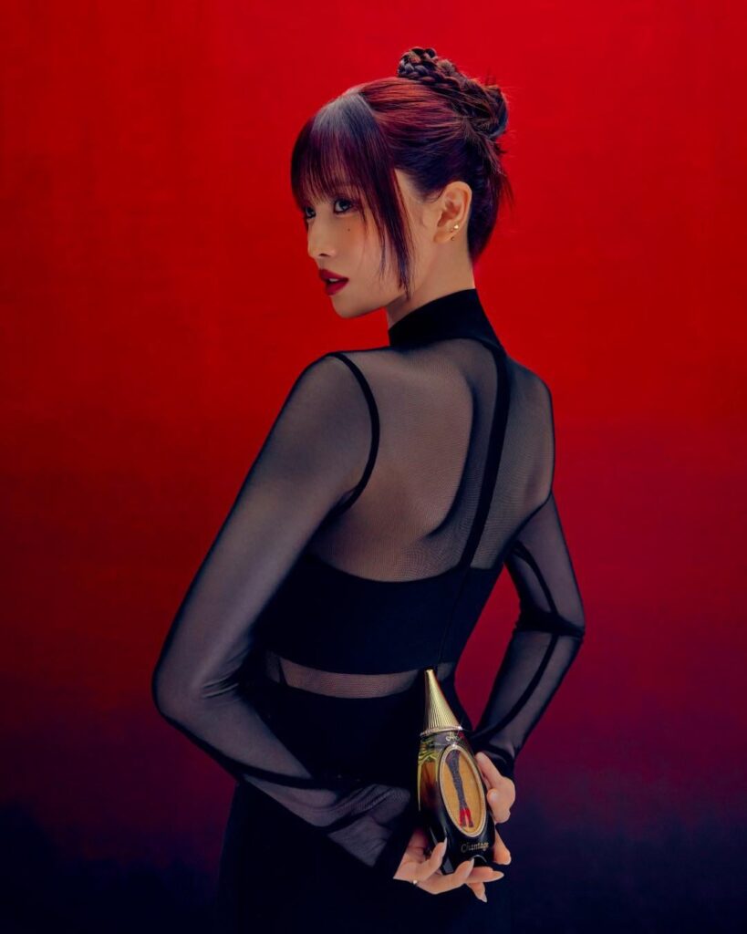 250914 Amaffi Instagram Update - The Allure of Chantage: Smoky Oud يلتقي بحلاوة فرانجيباني والفواكه الحمراء. التعقيد والبراعة ، المعبأة في زجاجات. (مع مومو)