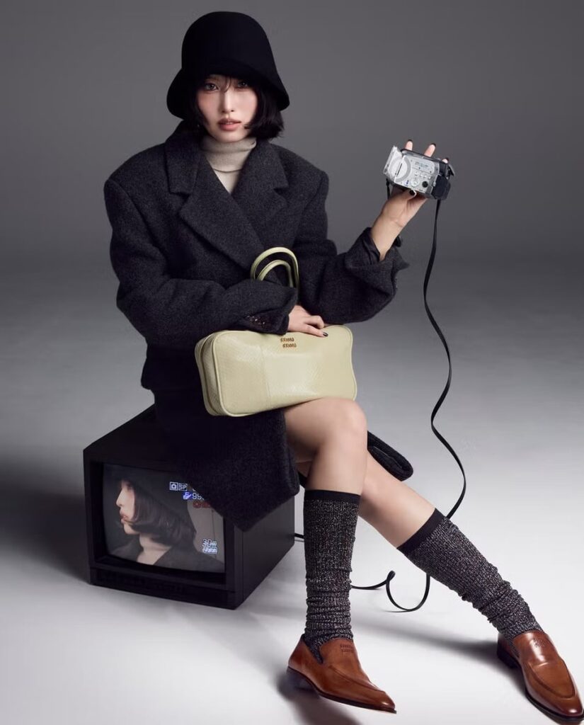 250910 هي موقع اليابان - [Miu Miu's Fall/Winter 2025] يصور مومو وميو ميو الحالة الحالية للأنوثة